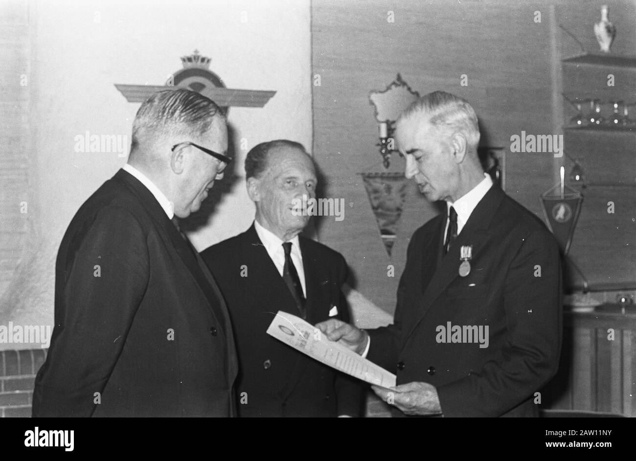 Premio per aviatore senior olandese, n.d. C. Kolff (Presidente KNVVL), Pierre J.M. Cuypers e H. R. Gillerman Data: 19 ottobre 1962 Parole Chiave: Premi, piloti Nome Persona: Cuypers, PJM, Gillerman, HR, Kolff, c. Foto Stock