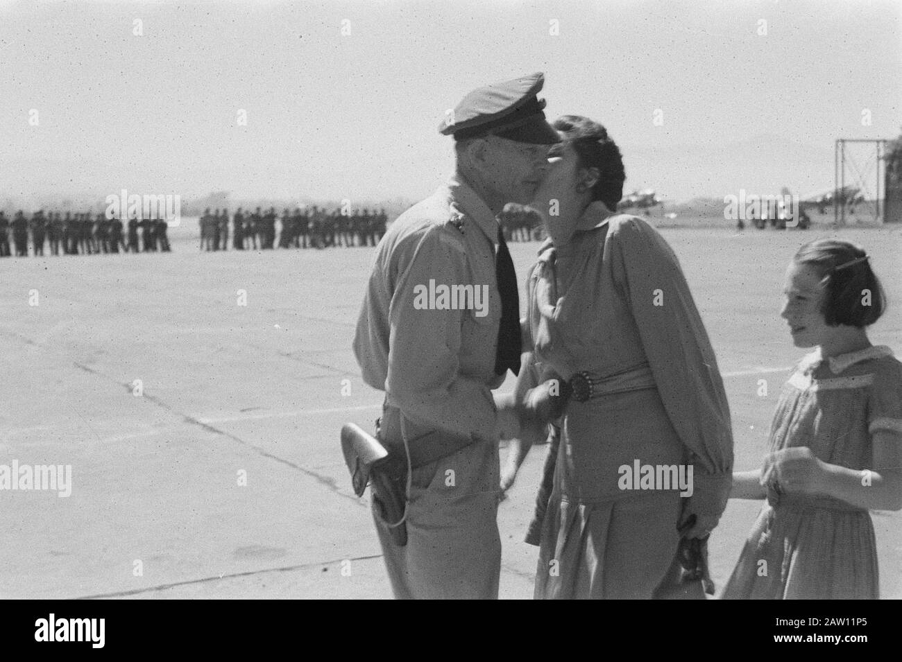 Capitano del premio M.L. M.C.G.A. Watrin di Tenente colonnello L. C. Dam Award Captain Military Aviation M.C. G. A. Watrin di Tenente Colonnello L. C. Dam su Airbase II (Andir) Data: 9 luglio 1946 Ubicazione: Bandung, Indonesia, Indie Orientali Olandesi Foto Stock