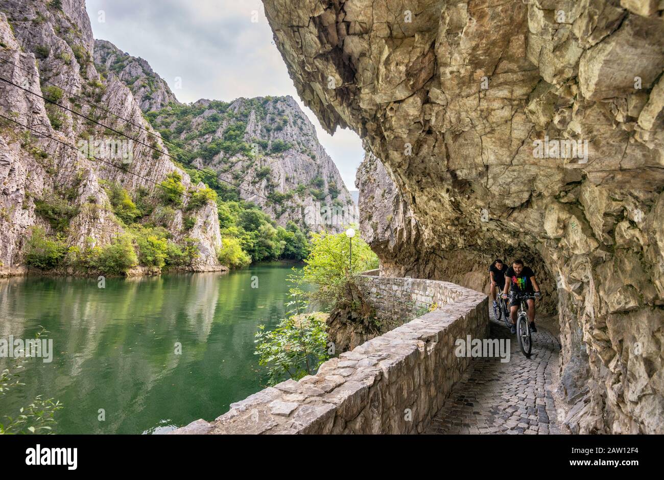 Mountain bikers sul sentiero sul Lago Matka nel Canyon Matka vicino a Skopje, Macedonia del Nord Foto Stock