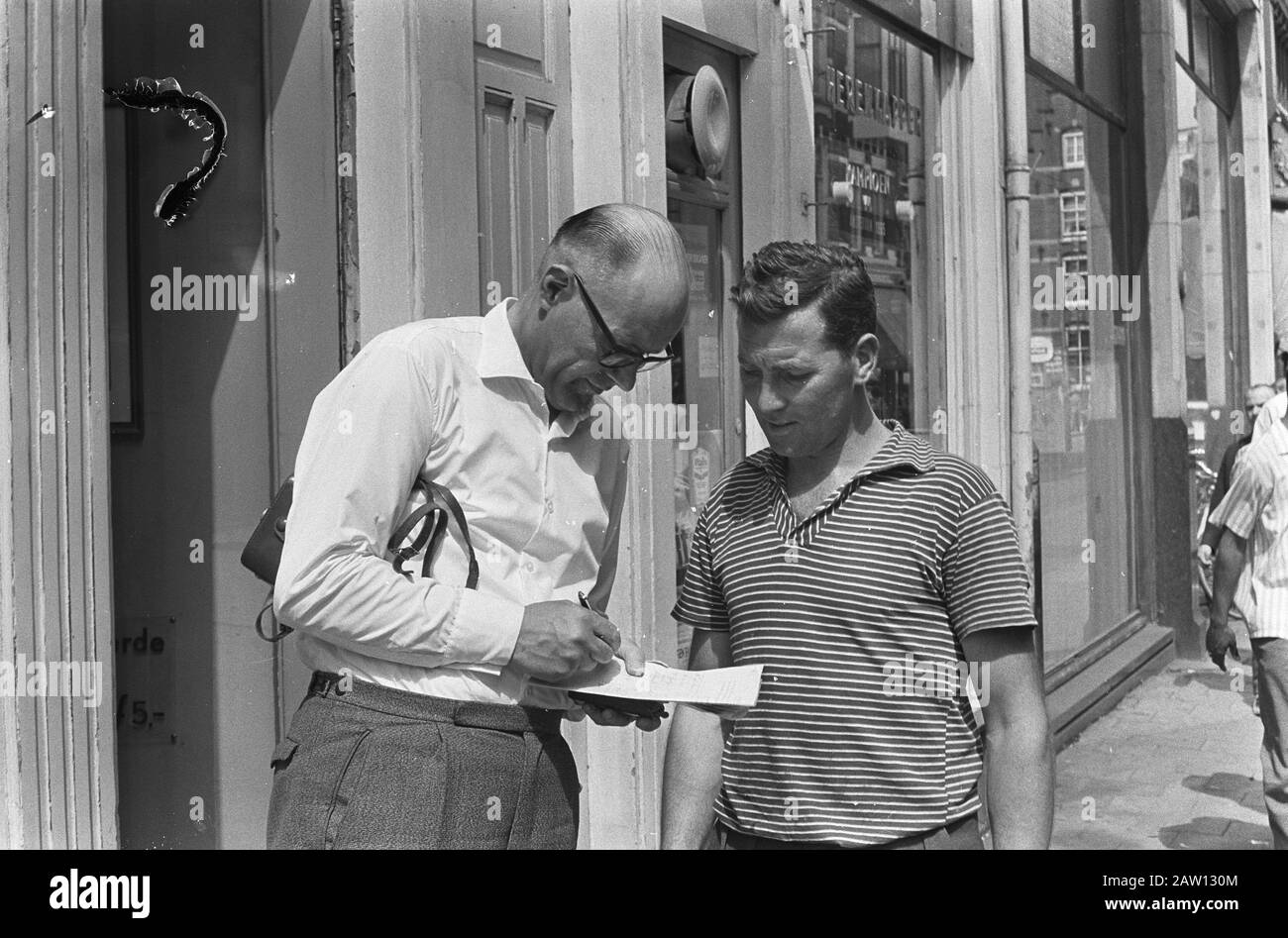 Problemi ad Amsterdam, firme e fondi per i superstiti Jan Weggelaar Data: 14 giugno 1966 Località: Amsterdam, Noord-Holland Parole Chiave: Firme Nome Persona: Jan Weggelaar : Nijs, Jac. Il / Anefo Titolare: National Archives Materiale tipo: Negativo (bianco / nero) numero di inventario archivio: Vedi accesso 2.24.01.05 Foto Stock