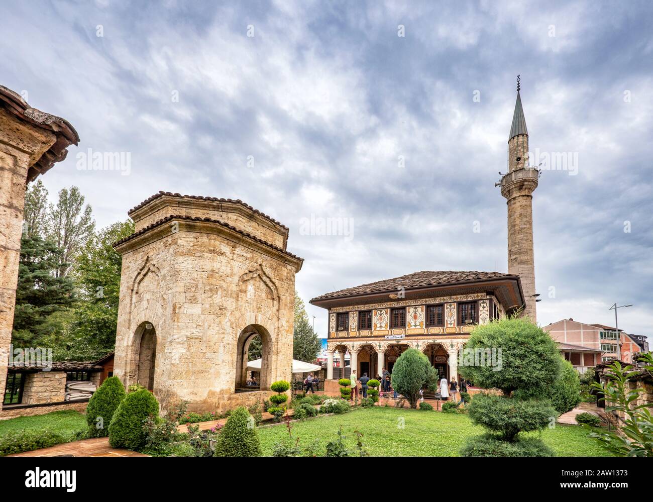 Sarena Dzamija (Moschea Dipinta), Turbe (mausoleo) sulla sinistra, a Tetovo, Macedonia del Nord Foto Stock