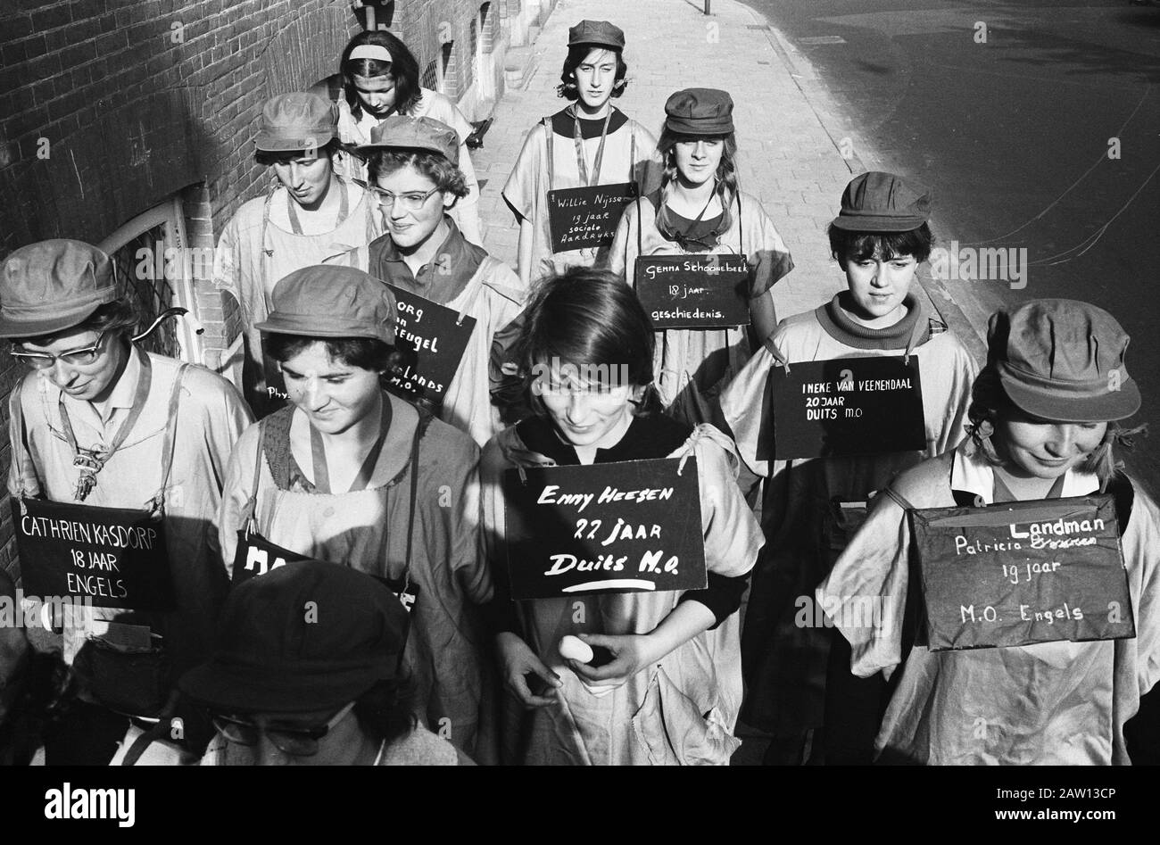 Zizzing ad Amsterdam. Gruppi di donne studenti all'università in verde tappata Data: 11 settembre 1963 Località: Amsterdam, Noord-Holland Parole Chiave: Zing, STUDENTI Foto Stock