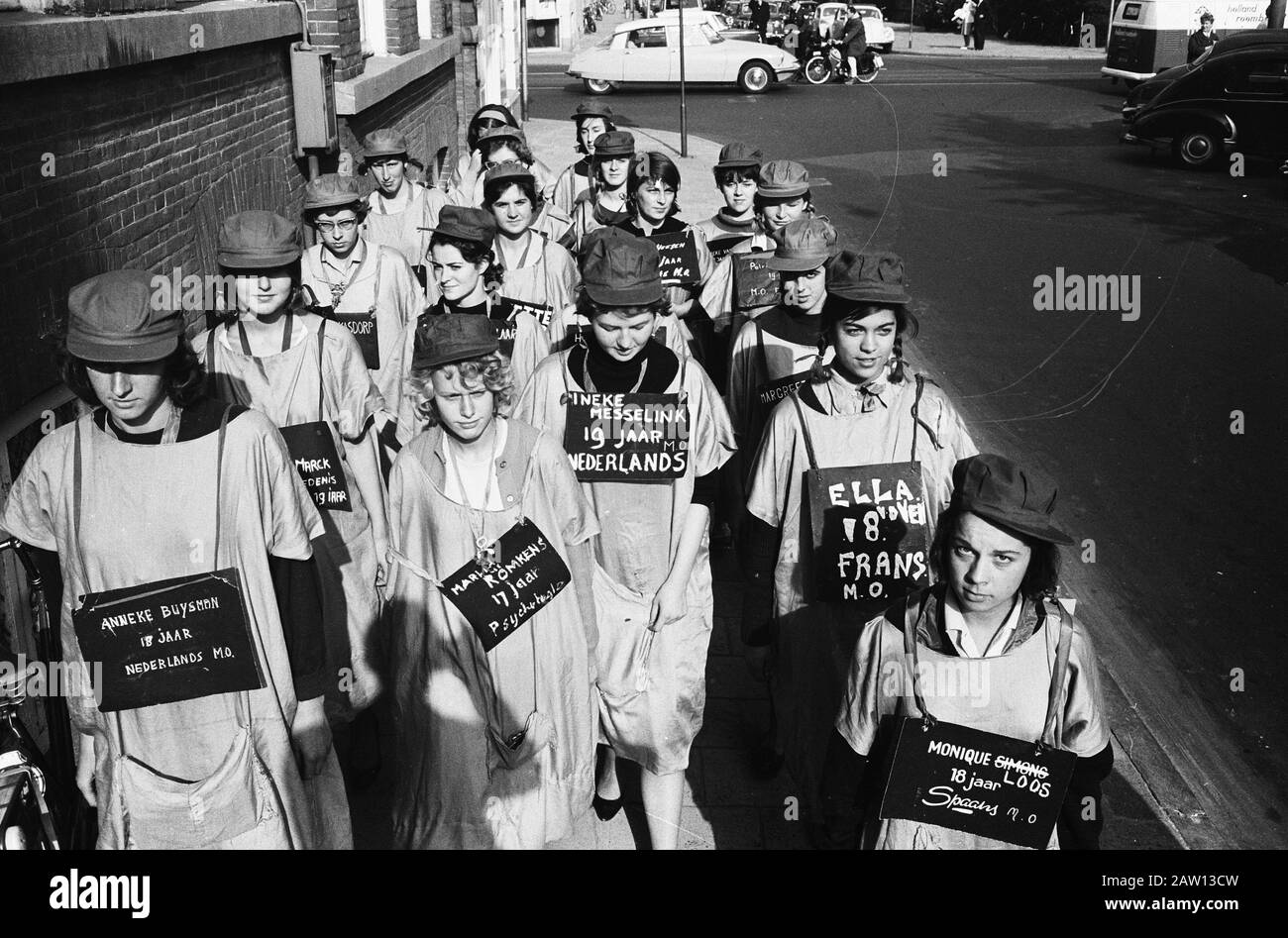 Zizzing ad Amsterdam. Gruppi di donne studenti all'università in verde tappata Data: 11 settembre 1963 Località: Amsterdam, Noord-Holland Parole Chiave: Zing, STUDENTI Foto Stock