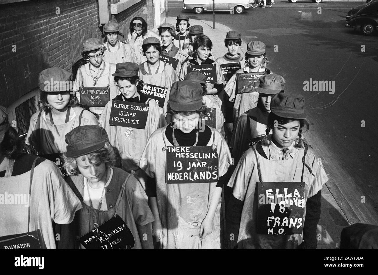 Zizzing ad Amsterdam. Gruppi di donne studenti all'università in verde tappata Data: 11 settembre 1963 Località: Amsterdam, Noord-Holland Parole Chiave: Zing, STUDENTI Foto Stock