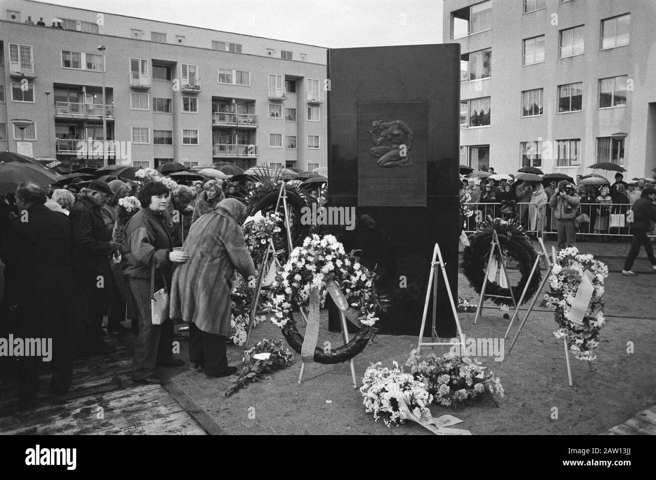 Inaugurazione di un monumento in memoria dei dipendenti deceduti della ditta Hollandia Kattenburg nella seconda guerra mondiale Annotazione: Tutti i nomi delle vittime della Hollandia Kattenburg hanno elencato un memoriale originariamente appeso nella sala della fabbrica, ma è successivamente applicato ad un monumento sulla piazza IJ ad Amsterdam. Ogni anno l'11 novembre si celebrano i commemorativi. Data: 11 novembre 1985 luogo: Amsterdam, Noord-Holland Parole Chiave: Commemorazioni, deposizione di wreaths, rivelazioni, memoriali di guerra Istituto Nome: Seconda guerra mondiale Foto Stock