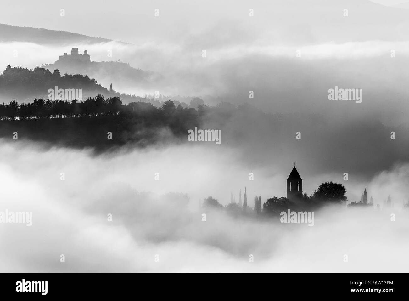 Surreale in vista di una piccola città in Umbria (Italia) quasi completamente nascosto dalla nebbia Foto Stock