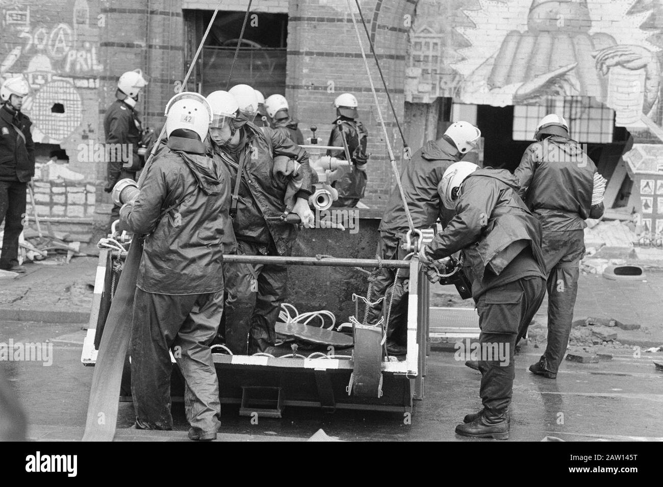 Big Clearance Wetering, oggi scoiati a Amsterdam da sommossa e polizia militare. Membri della Mobile Unit Steps in Containers Data: 2 dicembre 1980 luogo: Amsterdam, Noord-Holland Parole Chiave: Cracker, unità mobile, evictions, polizia, sommossa Persona Nome: Grande corso d'acqua Foto Stock
