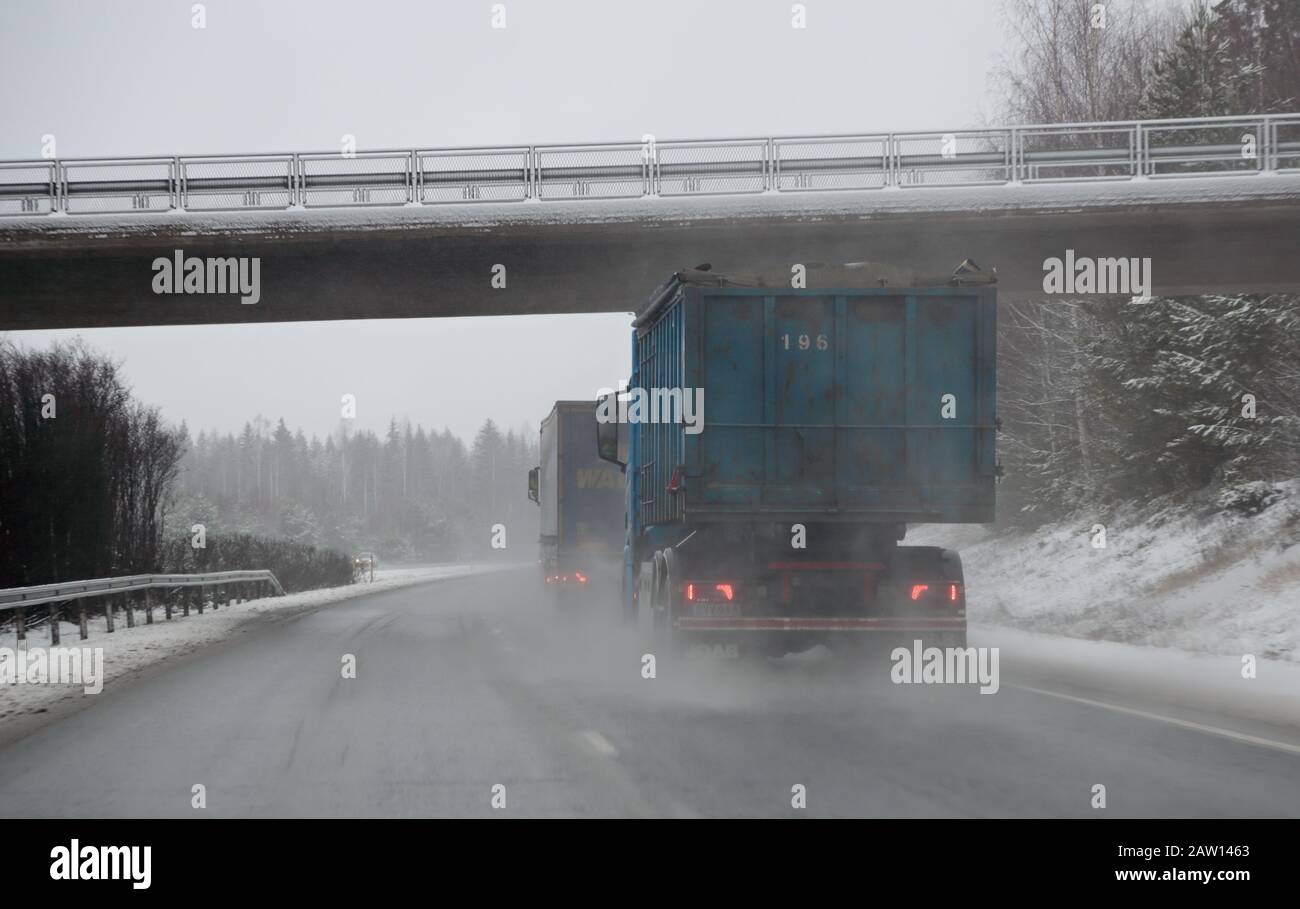 Hämeenlinna Finlandia 30/01/2020 camion su un'autostrada in cattive condizioni meteorologiche invernali. Foto Stock