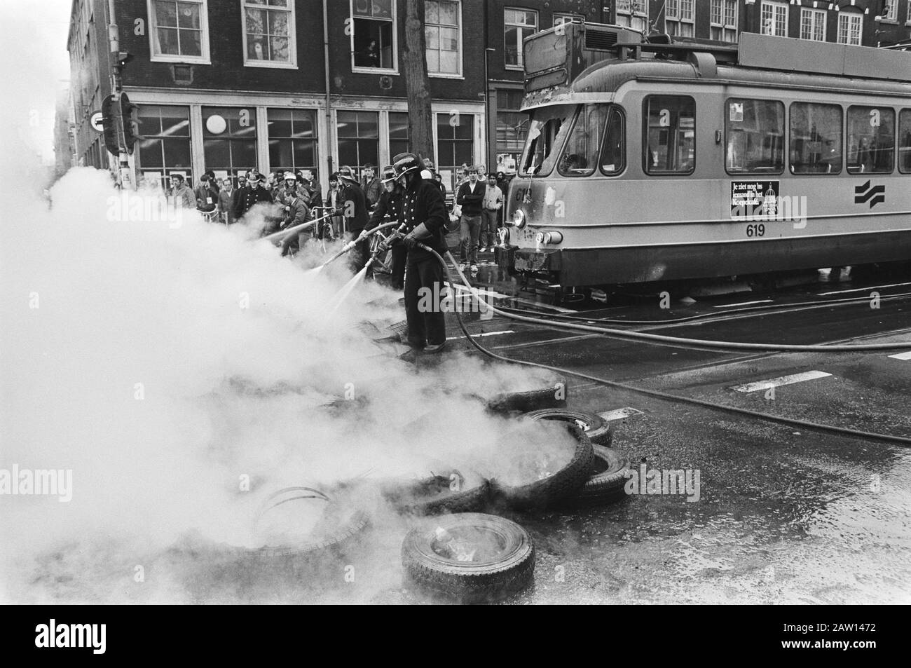 Liquidazione Squat Singel 114 Amsterdam; put barricade tram Data: 23 ottobre 1984 luogo: Amsterdam, Noord-Holland Parole Chiave: Barricate, squat, evictions, tram Foto Stock