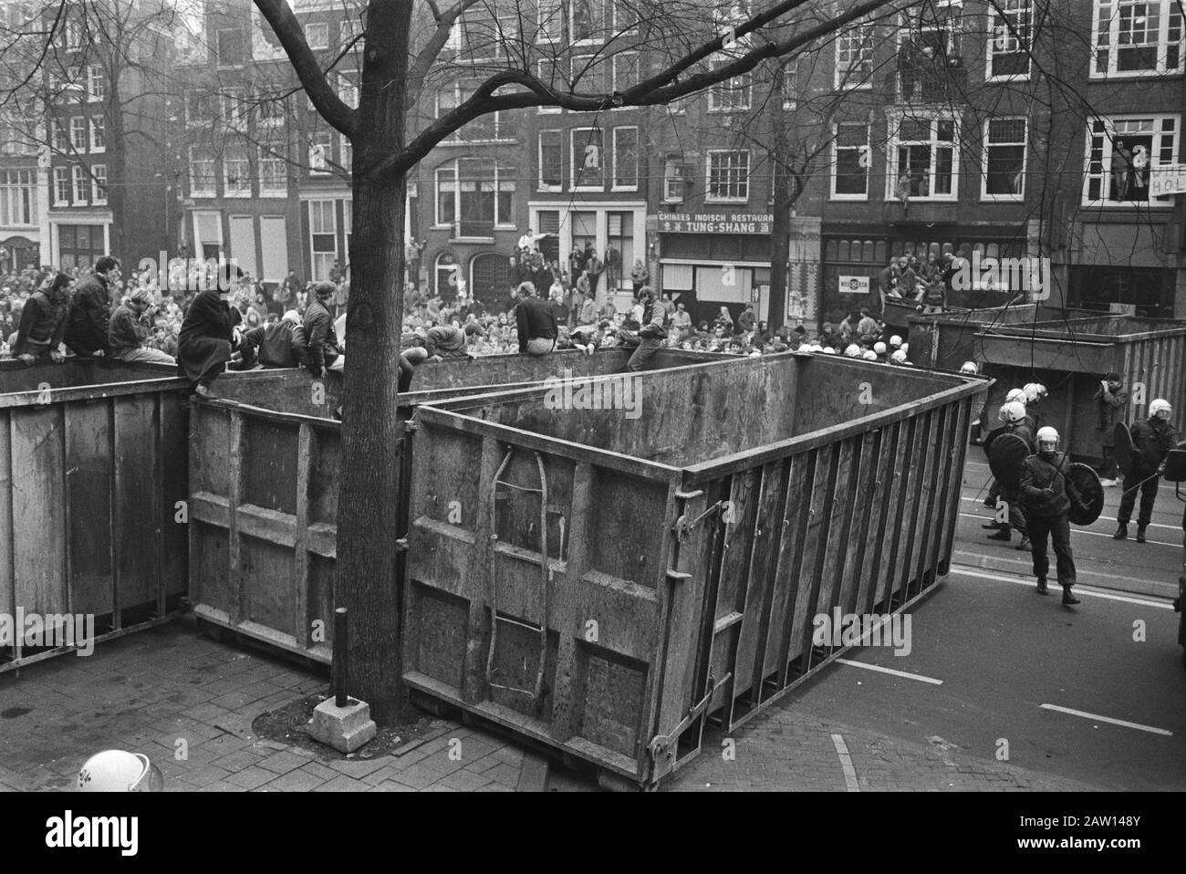 Squadra di liquidazione Wijers Amsterdam; contenitori per deposizione su New Zijds Data: 14 febbraio 1984 luogo: Amsterdam, Noord-Holland Parole Chiave: Contenitori, squat, sfratti Nome istituzione: Wijers Foto Stock