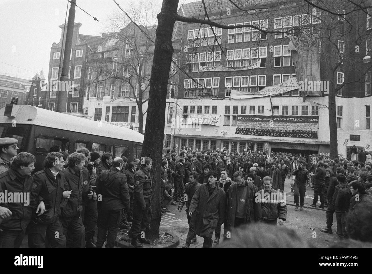 Squat Wijers Amsterdam; squatts Leave en Masse la proprietà con i link riot Data: 14 febbraio 1984 luogo: Amsterdam, Noord-Holland Parole Chiave: Cracker, squats, evictions Nome istituzione: Mobile Unit, Wijers Foto Stock