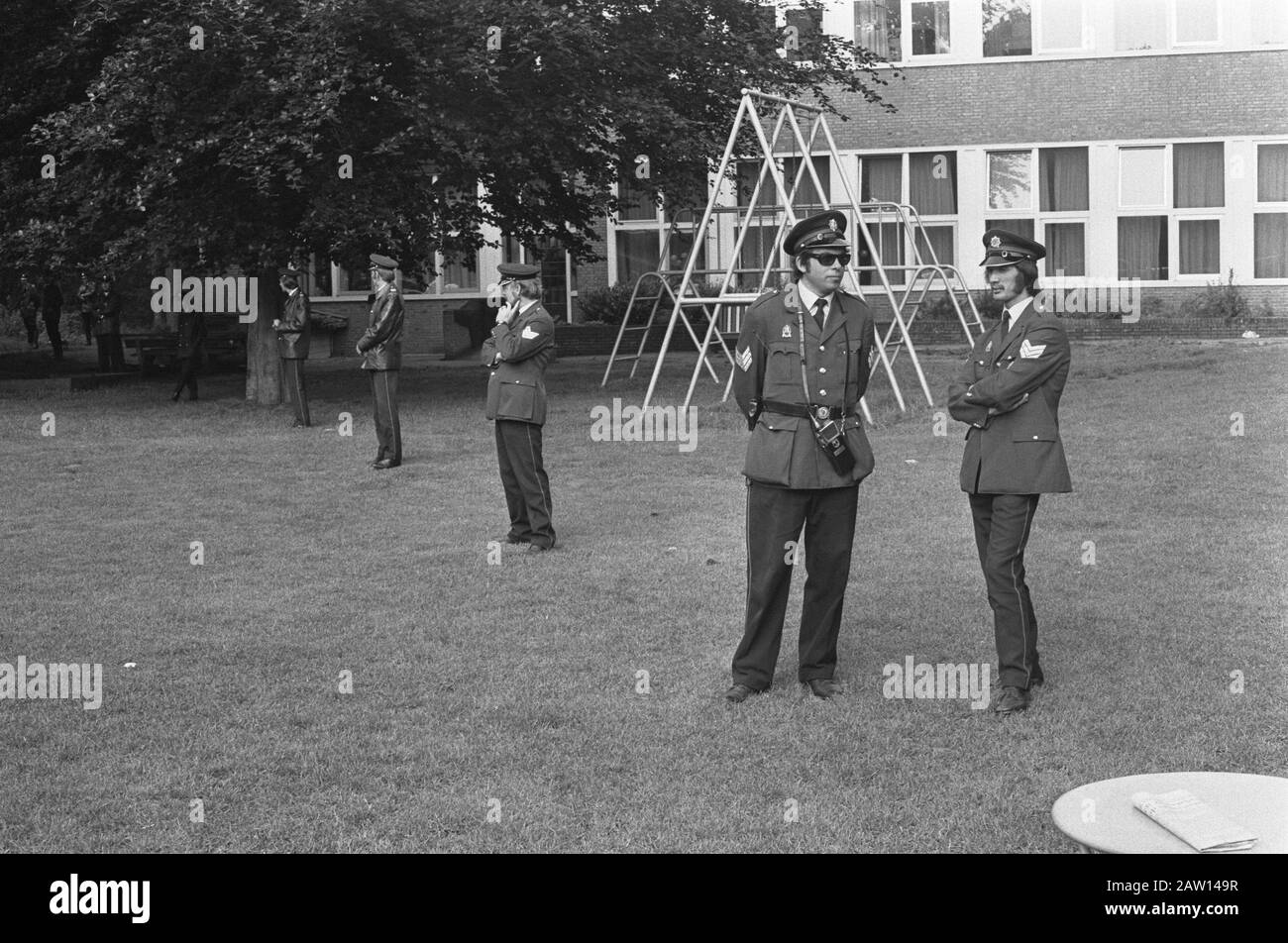 Clearance Lorentz padiglione Dennendal; polizia padiglione Lorentz Data: 3 luglio 1974 Parole Chiave: Polizia, evictions Persona Nome: Dennendal, LORENTZ Foto Stock