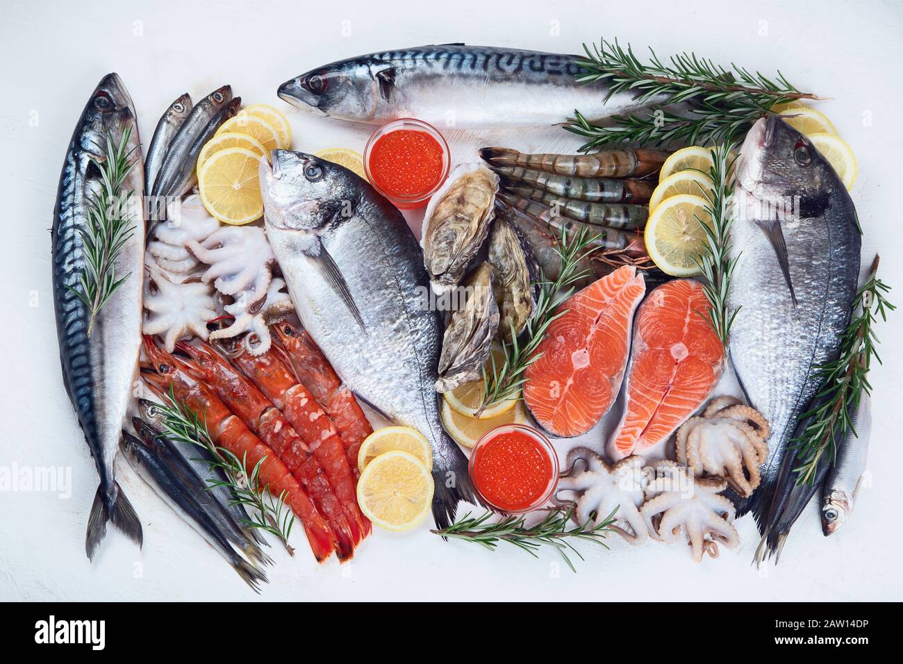 Pesce fresco crudo e frutti di mare. Dieta sana mangiare concetto. Vista dall'alto con spazio di copia Foto Stock