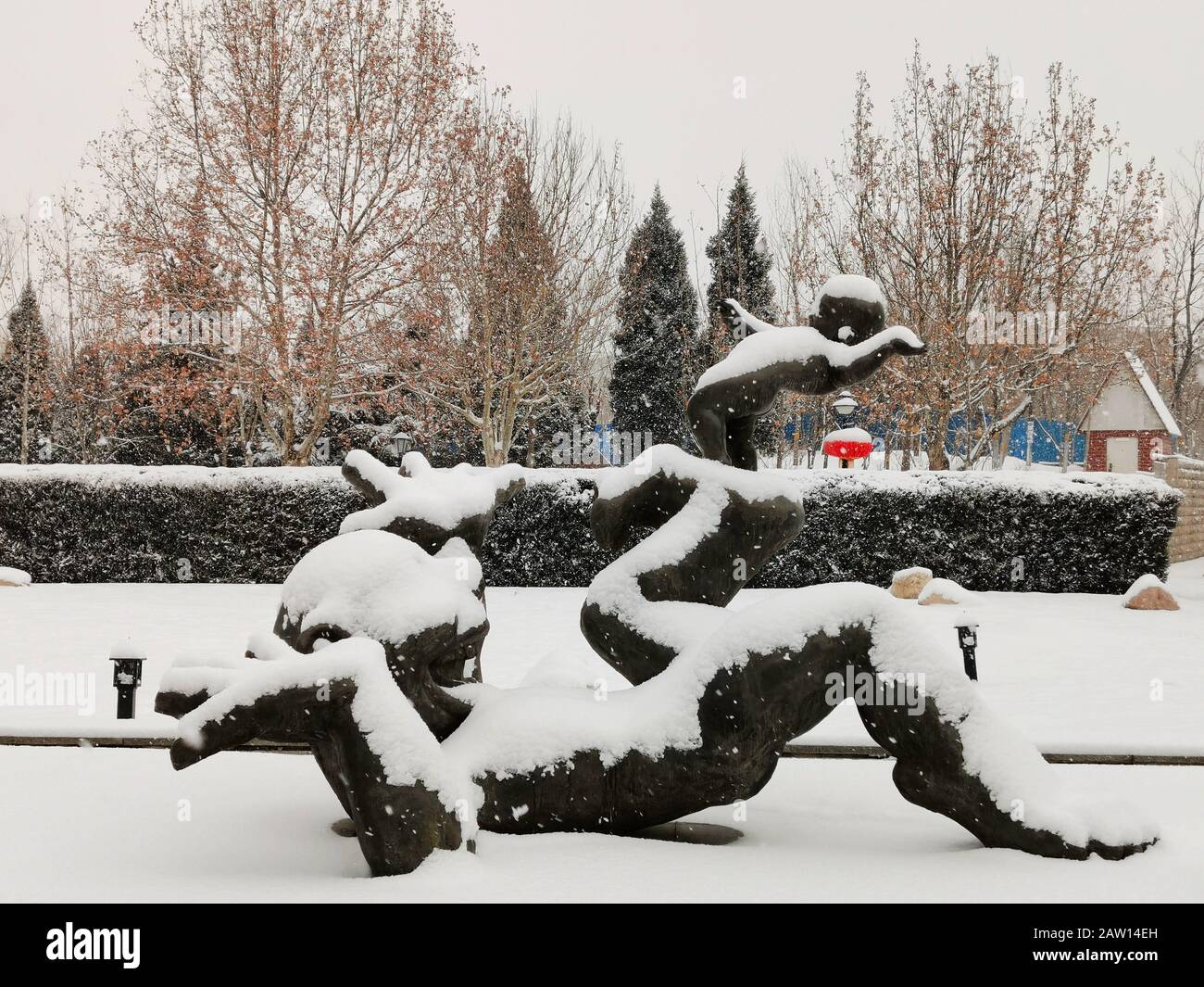 Pechino, Pechino, Cina. 6th Feb, 2020. Pechino, CINA-Tiantongyuan zona residenziale dopo una notte di neve pesante a Changping, Pechino, 6 febbraio 2020. Credito: Sipa Asia/Zuma Wire/Alamy Live News Foto Stock