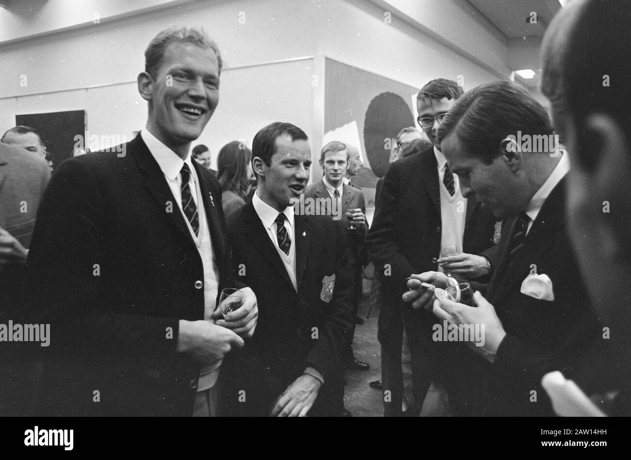 Benvenuti squadra olimpica al Dipartimento di CRM in presenza del Principe Claus Principe Claus e partecipanti olimpici Annotazione: Per i Giochi invernali a Grenoble Data: 27 novembre 1968 Parole Chiave: Ministeri, atleti Nome Persona: Claus (principe Olanda) Foto Stock