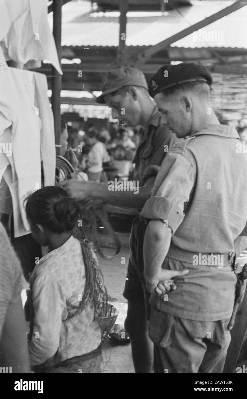 Salatiga fornendo abbigliamento e passarbeeld Anche a Salatiga, la vita è tornata ai lavori normali e sarà acquistata sui pasar e ha agito. I soldati sono ovviamente i migliori clienti. Data: 31 Agosto 1947 Ubicazione: Indonesia Indie Orientali Olandesi Foto Stock