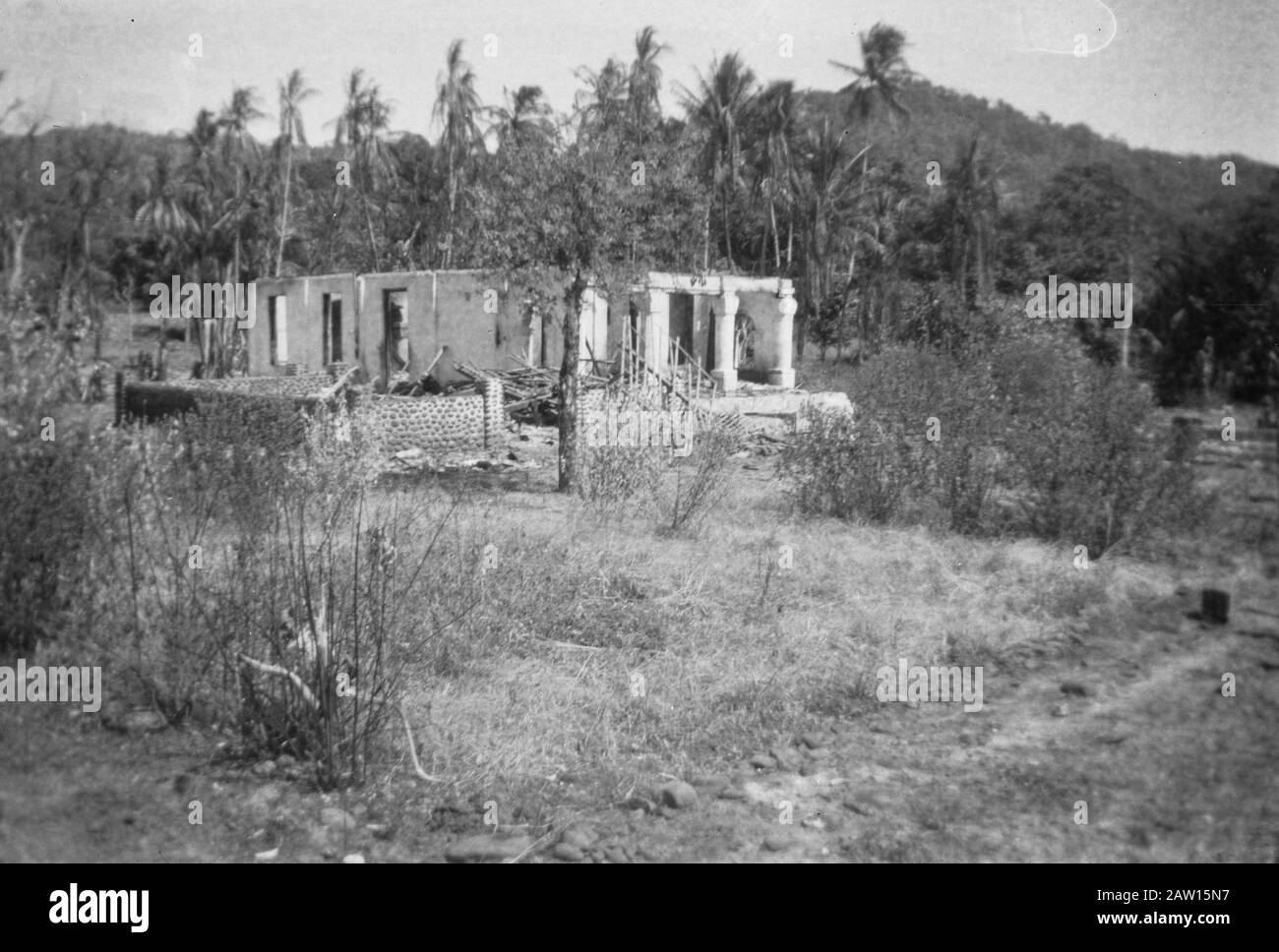 Case distrutte Il 31 gennaio 1948 cessare 8 membri Hisboellah il fiume a circa Paku e marchio stabilito in diverse grandi case. Questa distruzione insensata arrivò due giorni prima che il genio olandese colpisse un ponte a Paku, per consentire discussioni con il TNI. Data: Febbraio 1948 Luogo: Indonesia Indie Orientali Olandesi Foto Stock