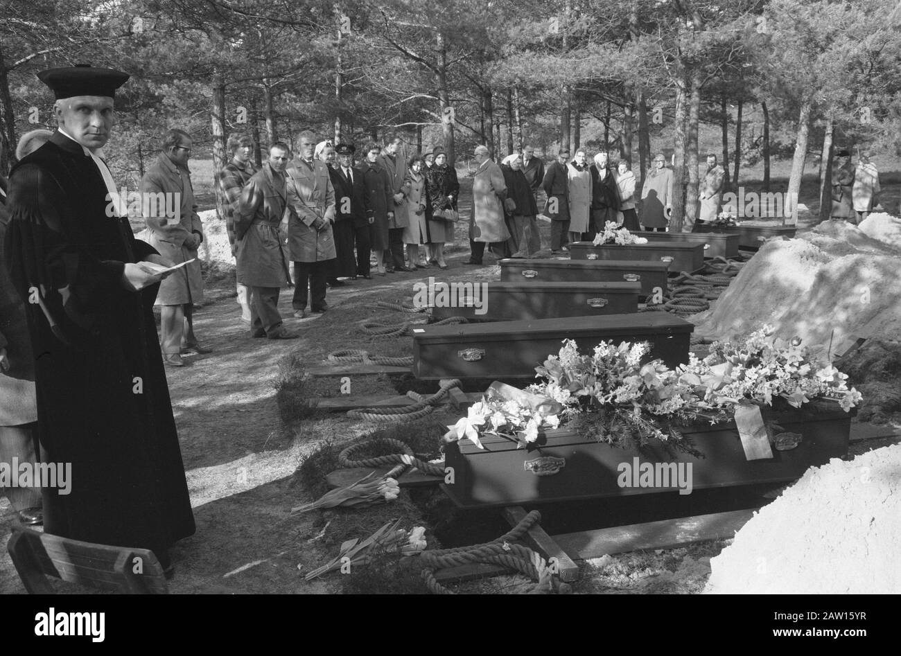 Le erebraafplaats Loenen (Veluwe) 12 vittime di guerra sono state sepolte, tra cui la cantante H. Fortune. Il primo caso di H. Fortune, l'olandese radio Union wreaths e di altre trasmissioni Annotazione: Henk Fortune (nome reale Henry Peter Harry Greens) Data: 7 marzo 1961 luogo: Loenen Parole Chiave: Cimiteri, nicchie ri-sepoltura Persona Nome: Fortune, H. Foto Stock