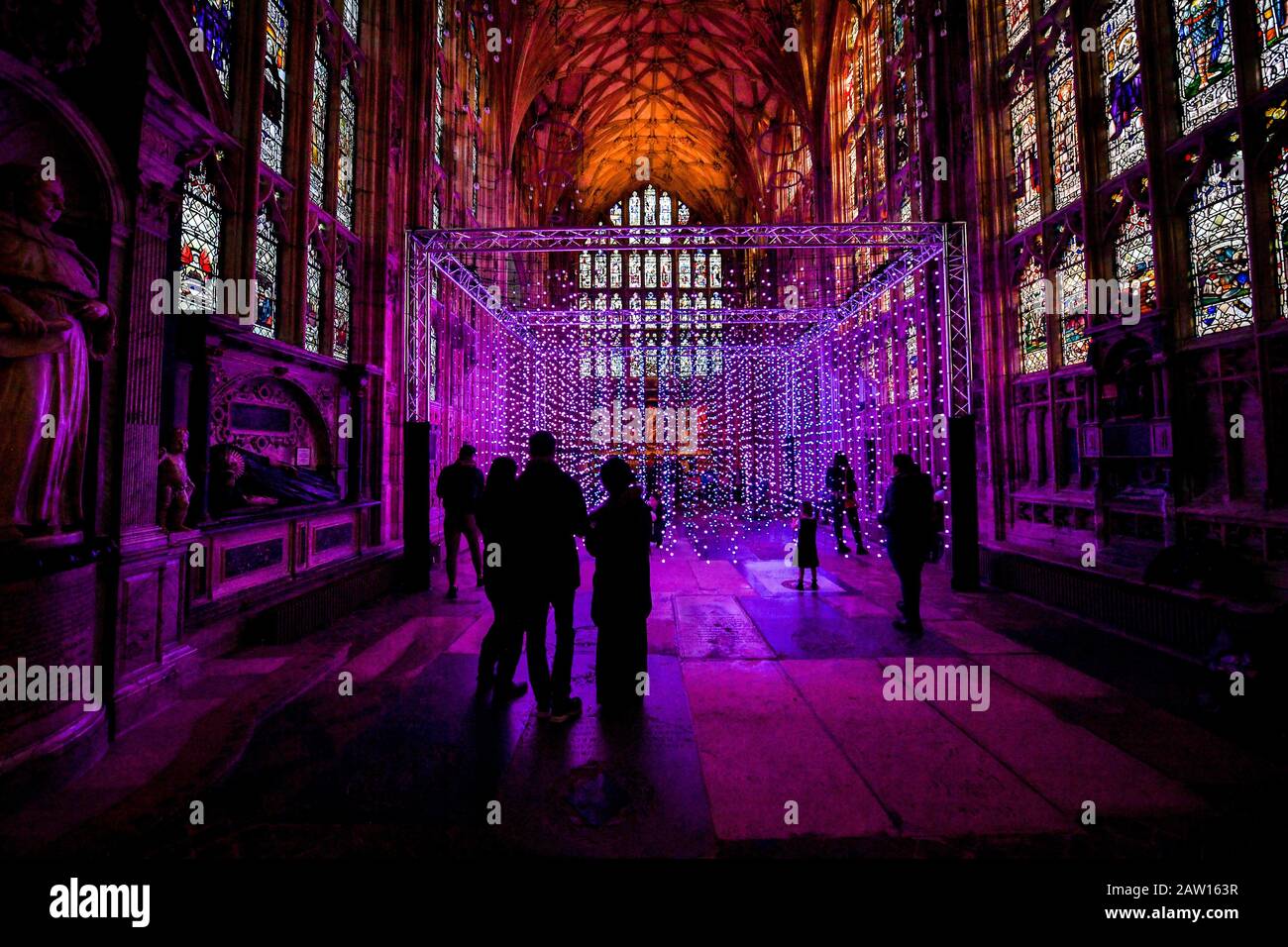 La gente guarda 'Dove c'è la luce' opere d'arte installate nella Lady Chapel presso la Cattedrale di Gloucester, che consiste di centinaia di luci individuali che mimano i colori di un arcobaleno, durante una narrazione e musica, progettato da un gruppo di arti digitali, Squidminestra. Foto Stock