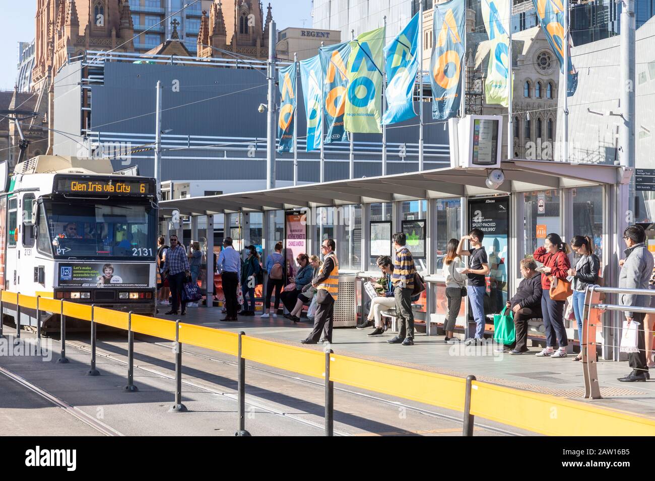 Fermate del tram di Melbourne yarra per il prelevamento dei passeggeri, il centro citta' di Melbourne, l'Australia in una giornata di estati Foto Stock