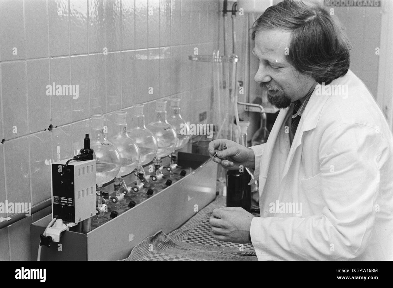 In vari luoghi a Westland è stato questa settimana il bromuro Di Metile di landbouwgi trovato in acqua potabile, 15 foto v Westland Data: 5 gennaio 1981 Parole Chiave: Pesticidi Nome Persona: Bromuro di metile Foto Stock