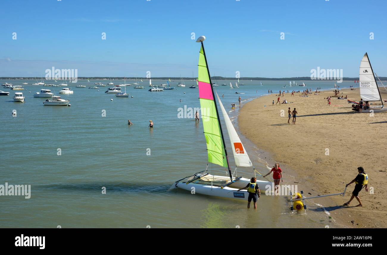 I vacanzieri lanciano un catamarano. Spiaggia di St-Trojan, Ile d'Oleron Francia. Foto Stock
