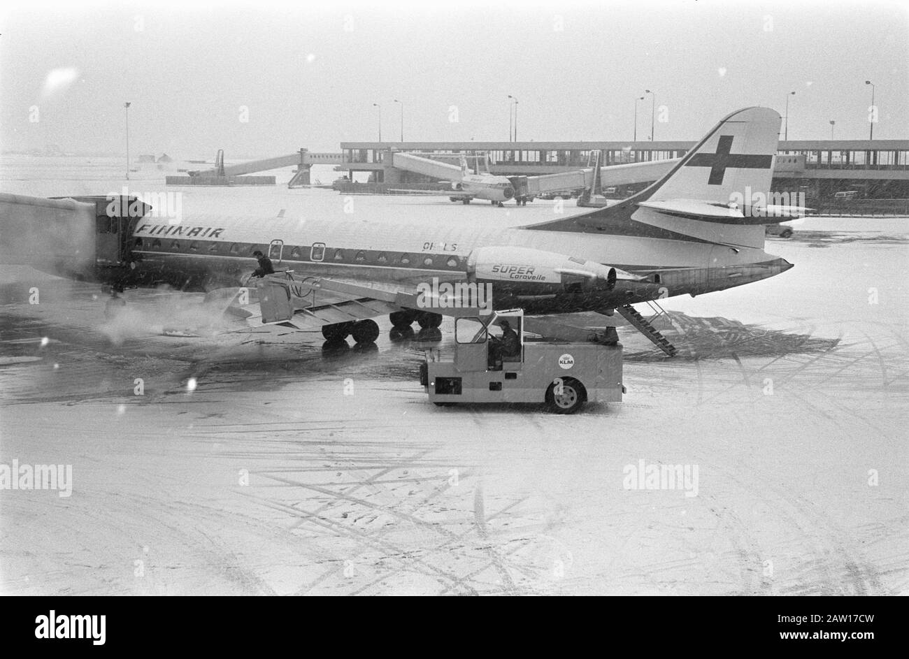 All'aeroporto di Schiphol coperto da neve e ghiaccio Data: 27 dicembre 1968 Località: North-Holland, Schiphol Parole Chiave: Neve, AEREO Foto Stock