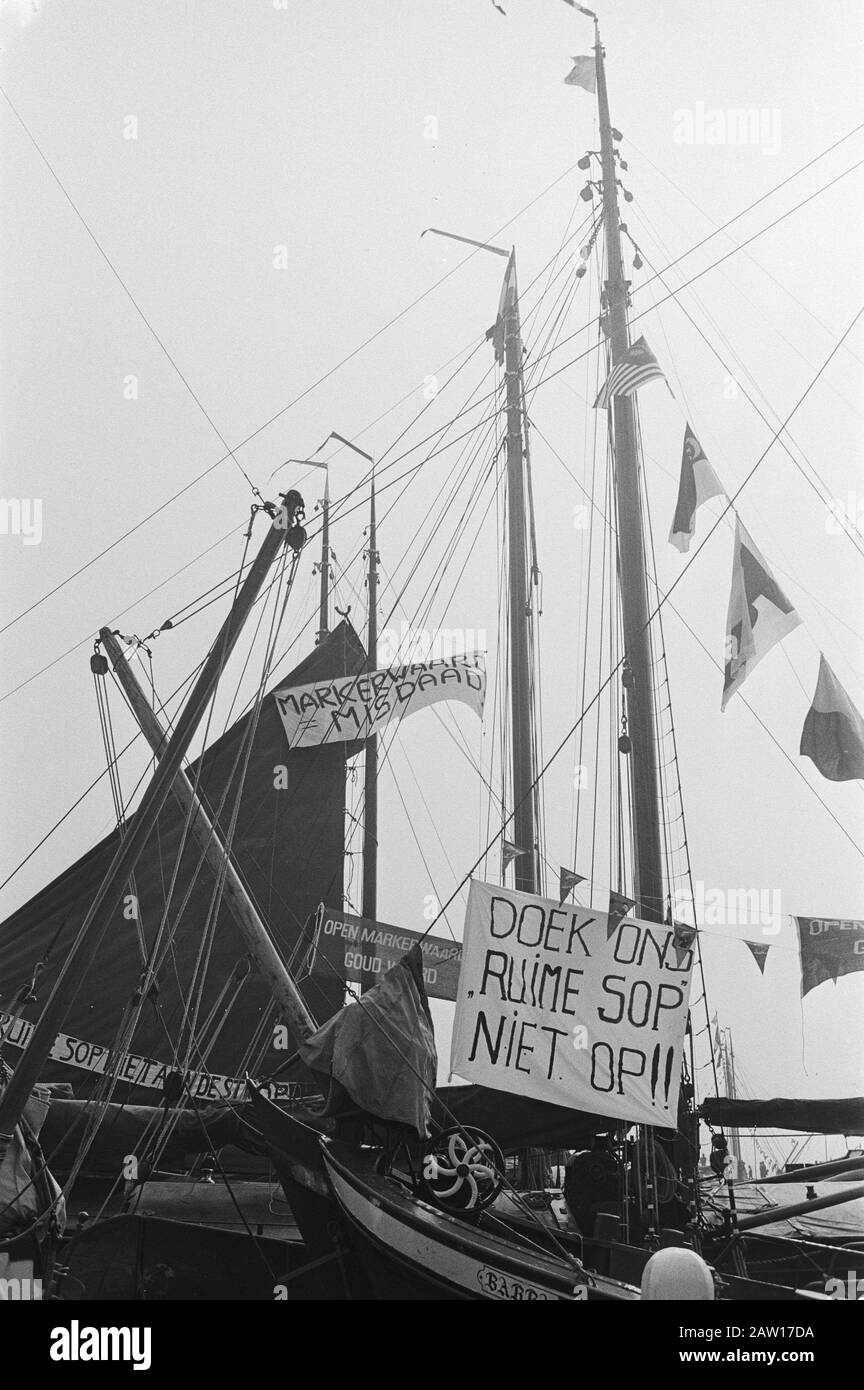 Manifestazione a Volendam Del Confine e pescatori Ijsselmeer per mantenere aperto il Markerwaard banner Stato: Markerwaard Crimine e stoffa noi vela off date: 8 settembre 1979 posizione: Nord-Olanda, Volendam Parole Chiave: Dimostrazioni, banner, pescatori, porti di pesca Foto Stock