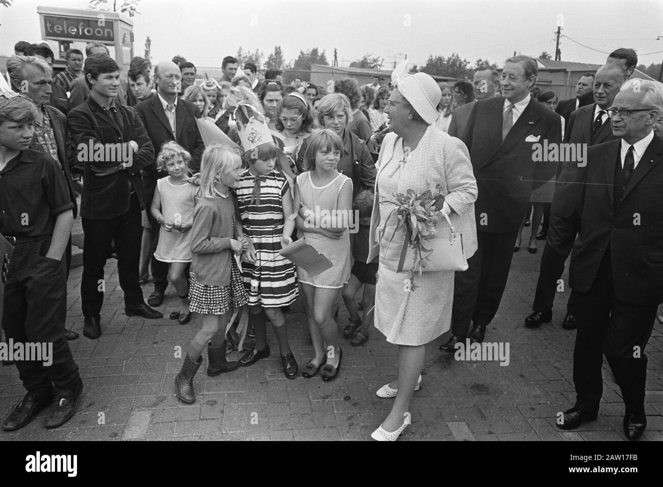 Queen Juliana visita un centro caravan regionale a Utrecht la regina Juliana è stata circondata durante la visita dai bambini Data: 24 giugno 1969 posizione: Utrecht (prov) Parole Chiave: Visita, bambini, regine, parchi caravan Nome Persona: Juliana (regina Olanda), Juliana, regina Foto Stock