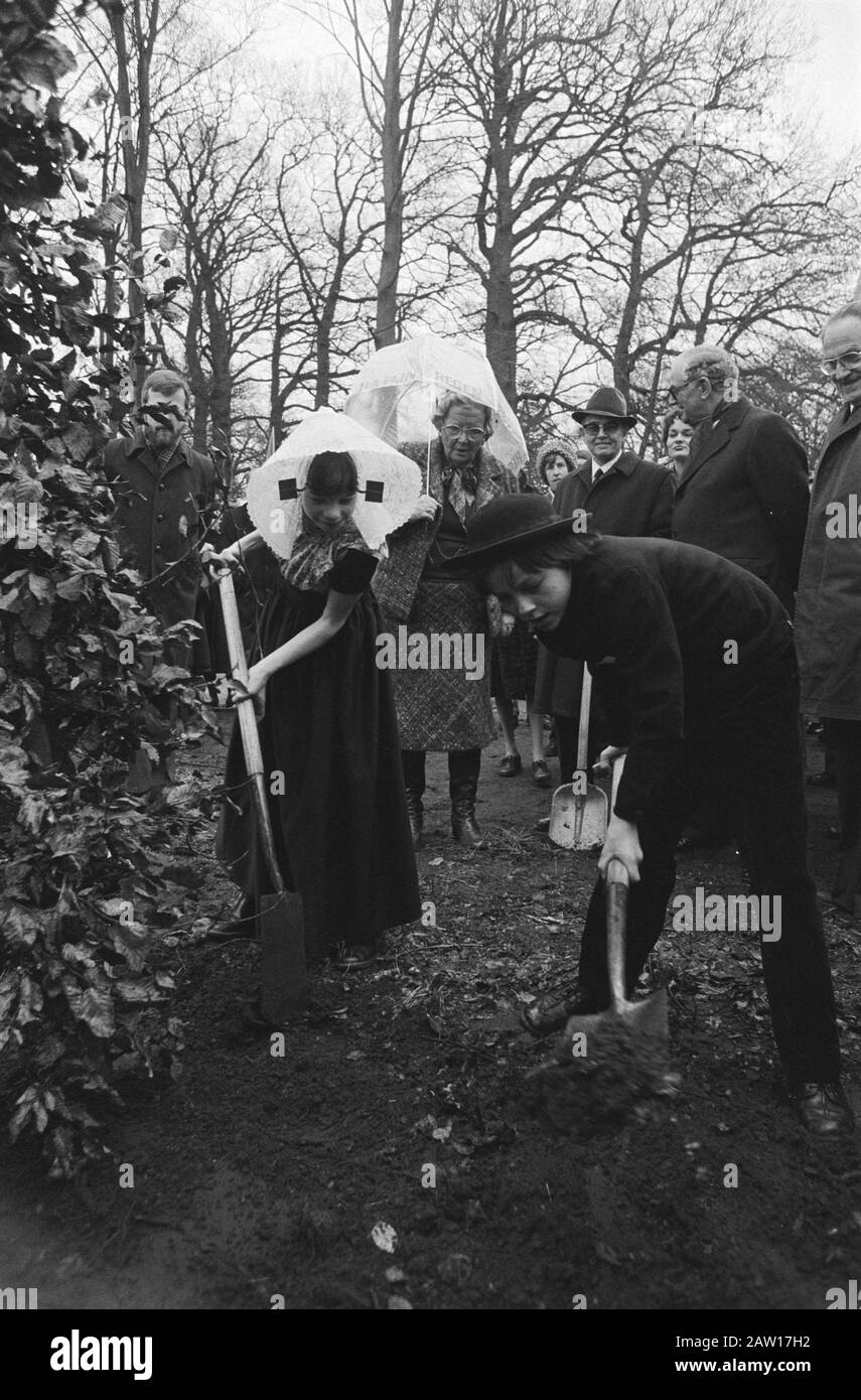 National Arbor Day la regina Juliana guarda i bambini in Zeeland costumi per piantare un albero Data: 21 marzo 1979 luogo: Baarn, Utrecht Parole Chiave: Albero piantando, bambini, costumi, Royal Person Nome: Juliana (regina Olanda), Juliana, regina Foto Stock