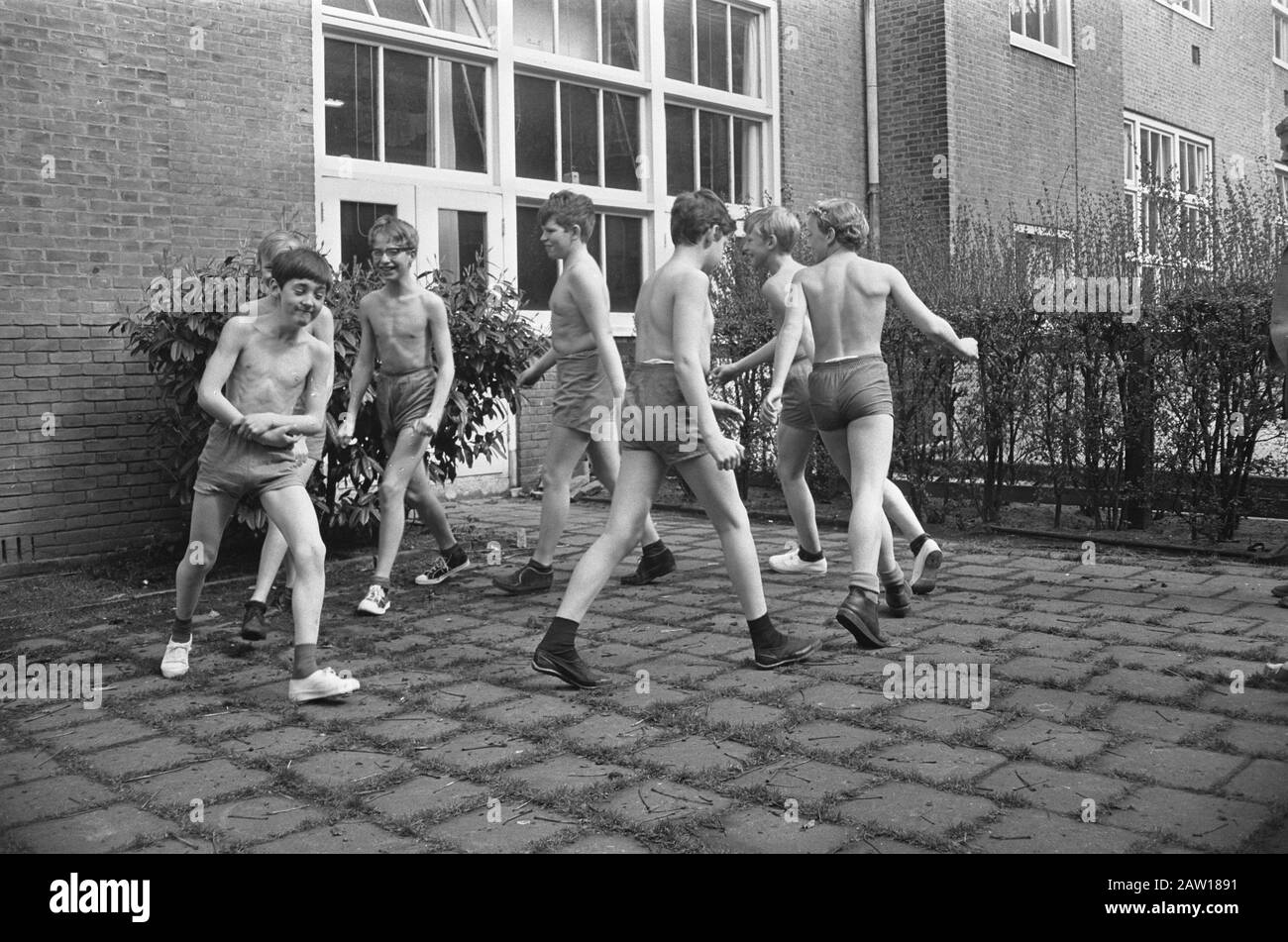 Foglio attività Orientation Annotation: Ragazzi in shorts che camminano in cerchio su un parco giochi della scuola. Location: Italy? Direzione, mensile per l'educazione fisica e lo sport Data: 12 aprile 1967 Foto Stock