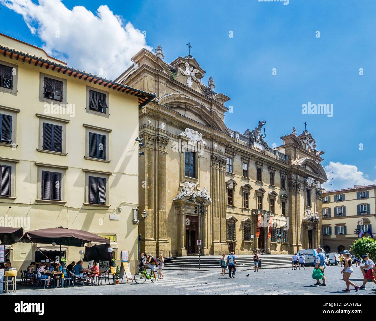 Piazza di San Firenze nel quartiere di Santa Croce nel centro di Firenze con vista Sulla Facciata del Seminario Oratorio in stile barocco del 17th secolo Foto Stock