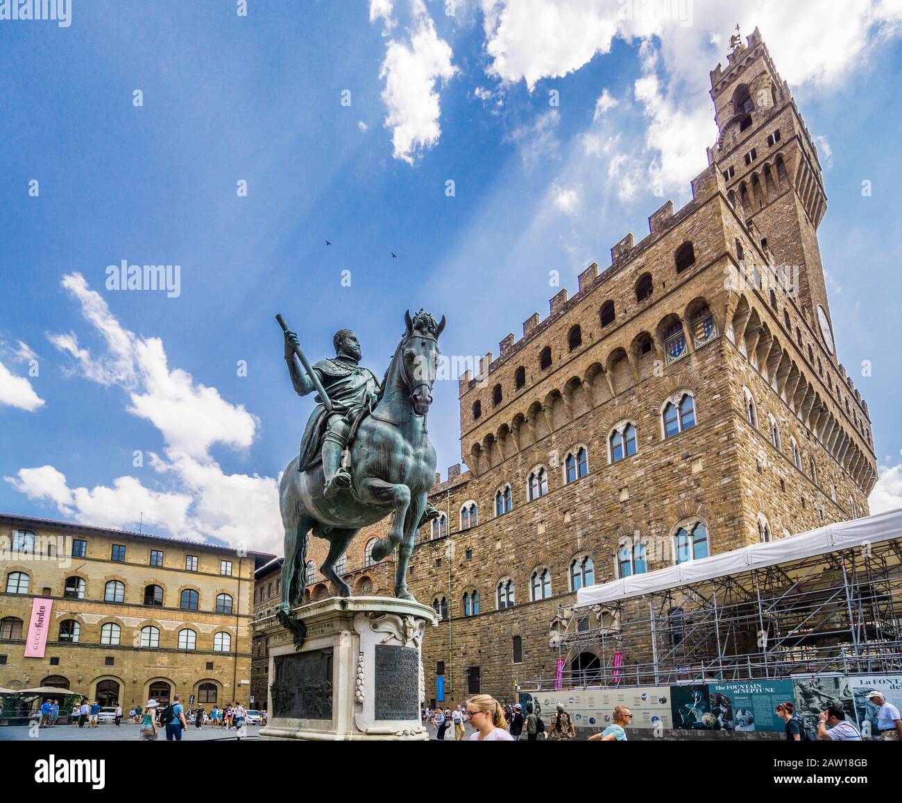 Statua equestre di Cosimo i in Piazza della Signoria con vista su Palazzo Vecchio, Firenze, Toscana, Italia Foto Stock