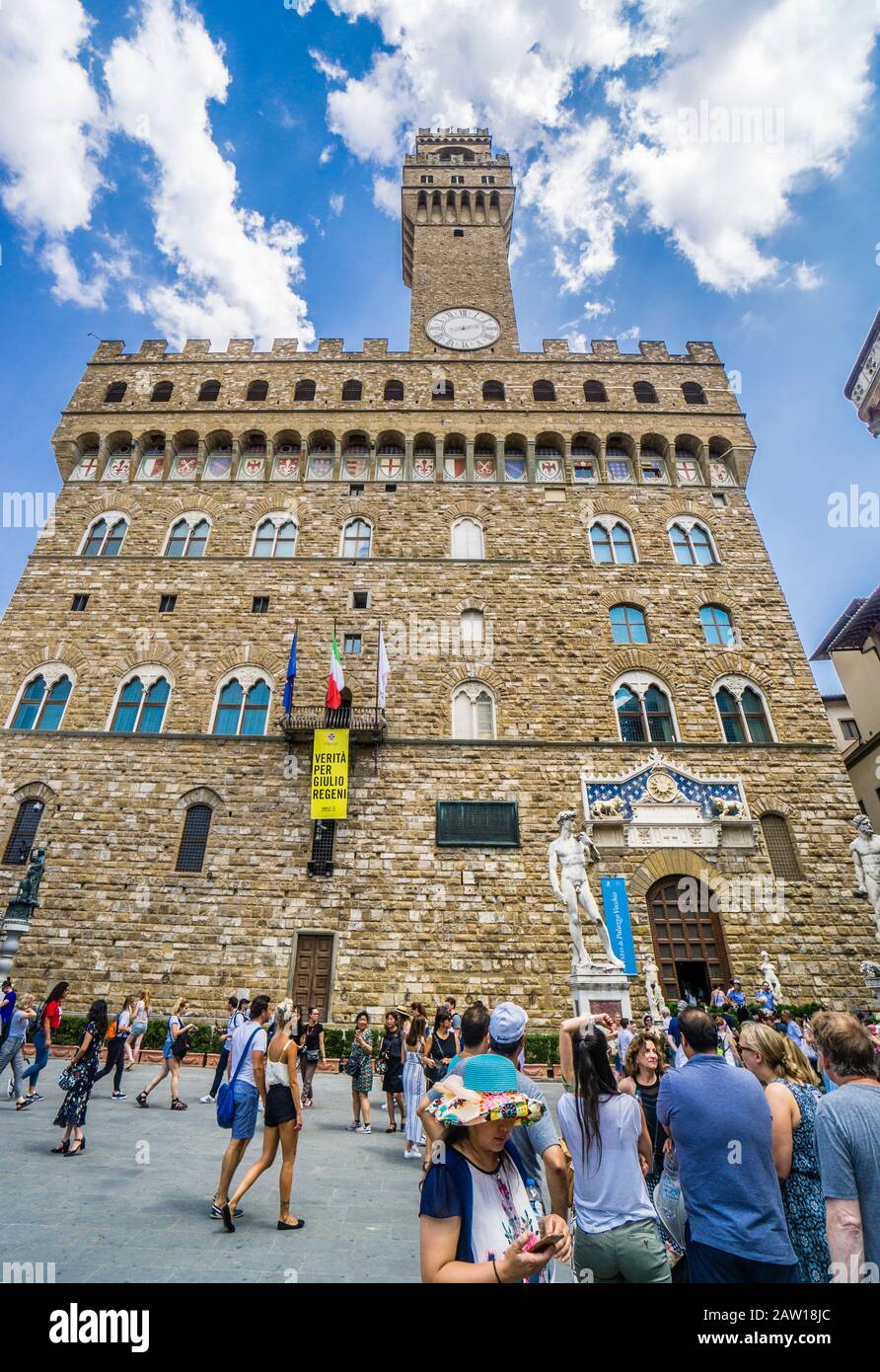 14th secolo Palazzo Vecchio con la sua torre merlata in Piazza della Signoria, il centro storico della Firenze medievale, Toscana, Italia Foto Stock