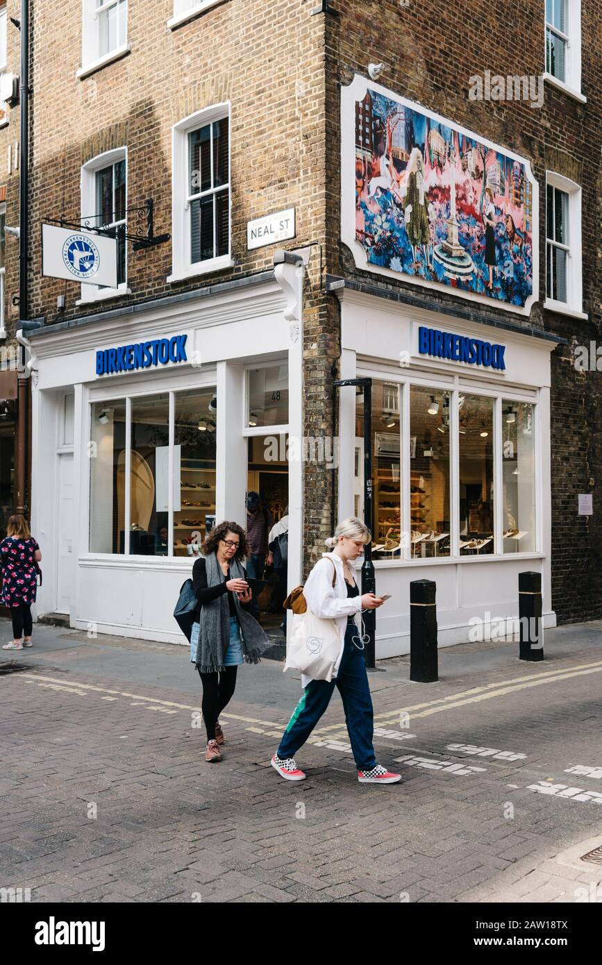 Londra, Regno Unito - 15 maggio 2019: Negozio di moda in Neal Street a Seven Dials, Covent Garden. Negozio Birkenstock. Situato nel West End di Londra, si trova a Foto Stock