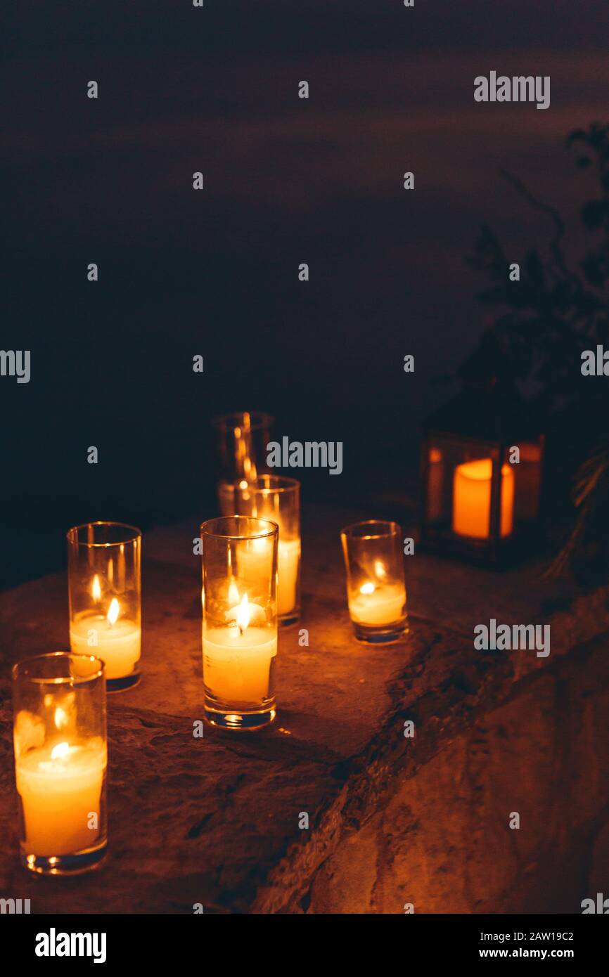 Candele come decorazioni di sera o di notte Foto Stock