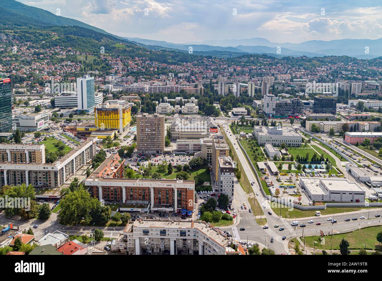 Panorama di Sarajevo vista dei quartieri urbani di Sarajevo e le montagne che circondano la valle del fiume Miljacka.Visto dalla Avaz Twist Tower. Foto Stock
