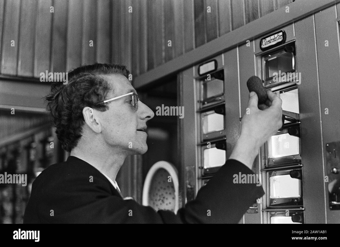 Missione Elsevier, uomo mangia croquette in automatico Data: 24 marzo 1967 Parole Chiave: Automatons Foto Stock