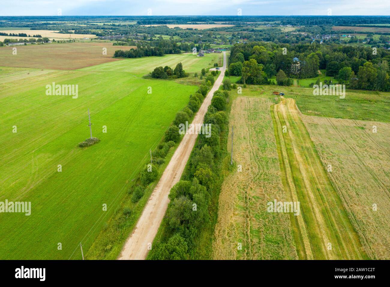 Vista aerea di un campo agricolo e raccolta di trebbiatrici nel giorno d'autunno Foto Stock