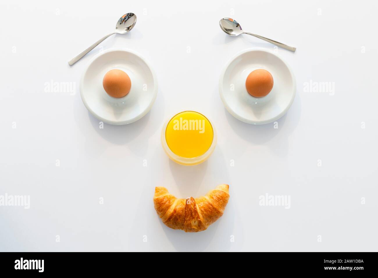 Divertente concetto di colazione con astratto sorridente felice volto umano fatto di elementi per la colazione su sfondo bianco Foto Stock