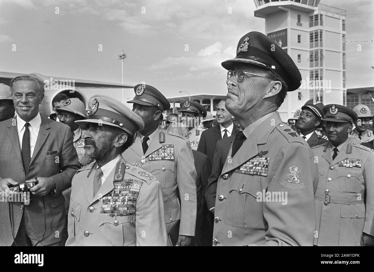 La regina Juliana saluta l'imperatore Haile Selassie nell'aeroporto di Addis Abeba, l'imperatore Haile Selassie e Pr. Bernhard onda alla data: 5 febbraio 1969 luogo: Addis Abeba, Etiopia Parole Chiave: Addio, regine, principi, aeroporti Persona Nome: Bernhard, principe, Haile Selassie, imperatore di Etiopia, Juliana, regina Foto Stock