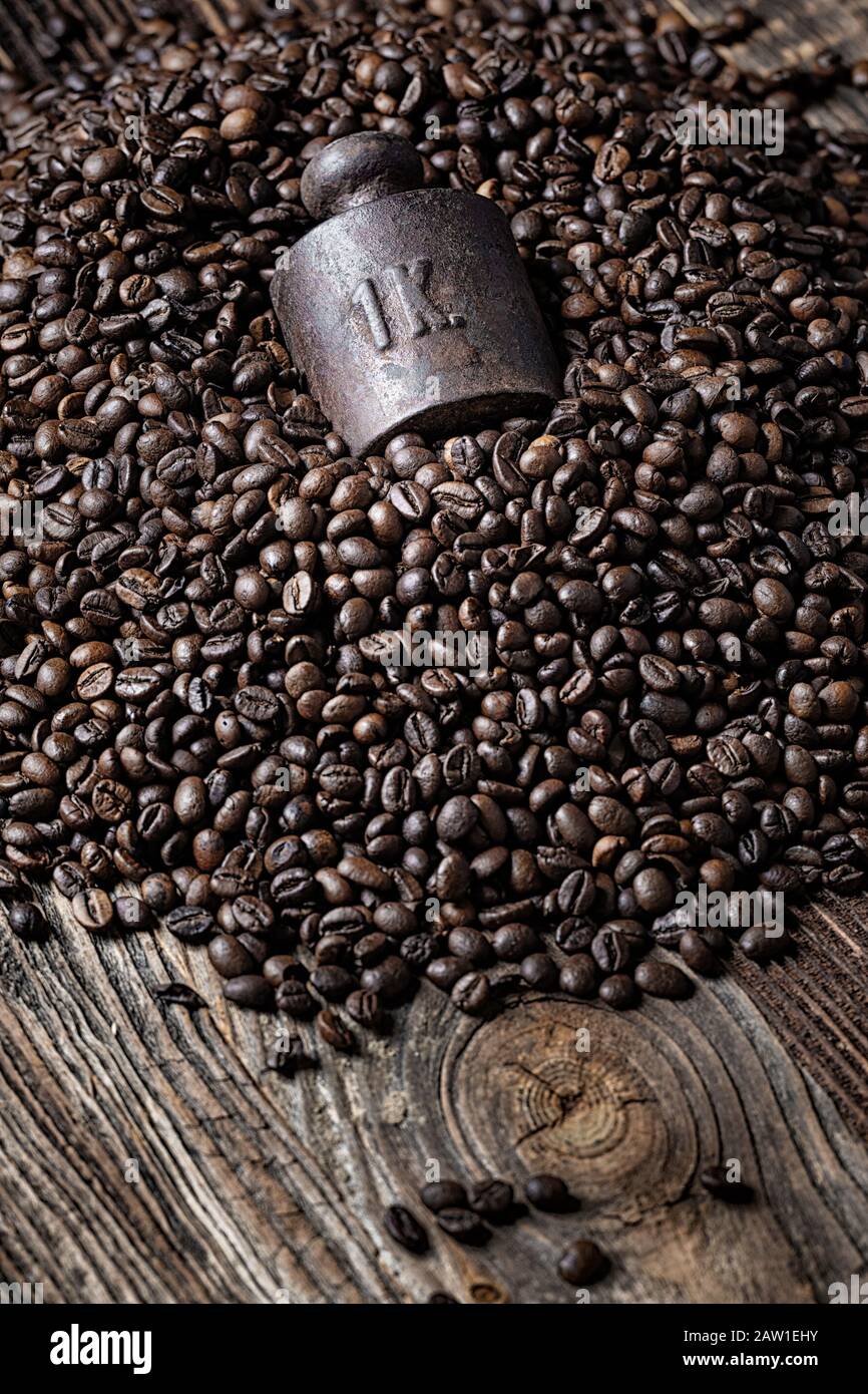 Un chilogrammo di peso in grappolo di chicchi di caffè tostati Foto Stock