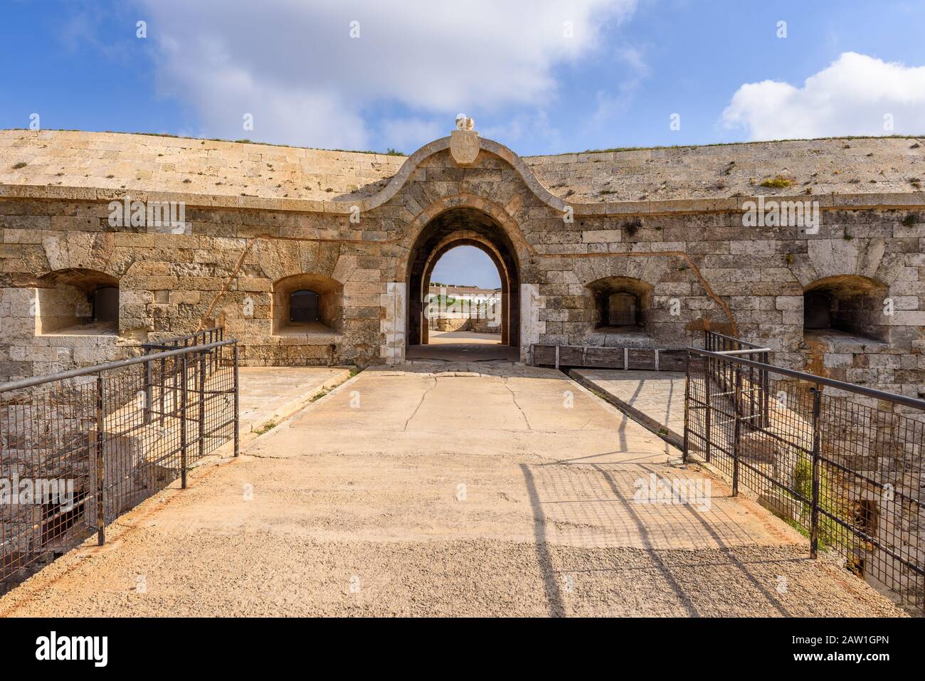 Minorca, Spagna - Ocober 13, 2019: Porta a Fortaleza de la Mola, la più grande fortezze europee costruita nel 19th secolo su Minorca. Baleares, Sp Foto Stock