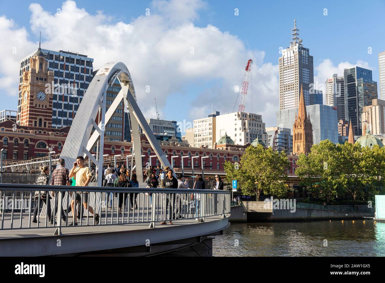 I pedoni del centro di Melbourne attraversano il fiume yarra sul ponte di evan Walker, Victoria, Australia Foto Stock