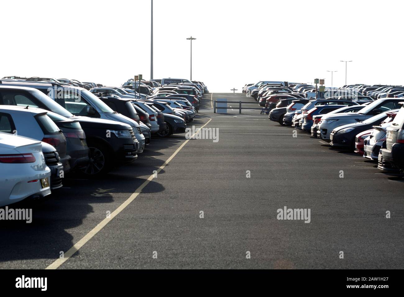 Auto parcheggiate all'Aeroporto di Birmingham, Regno Unito Foto Stock