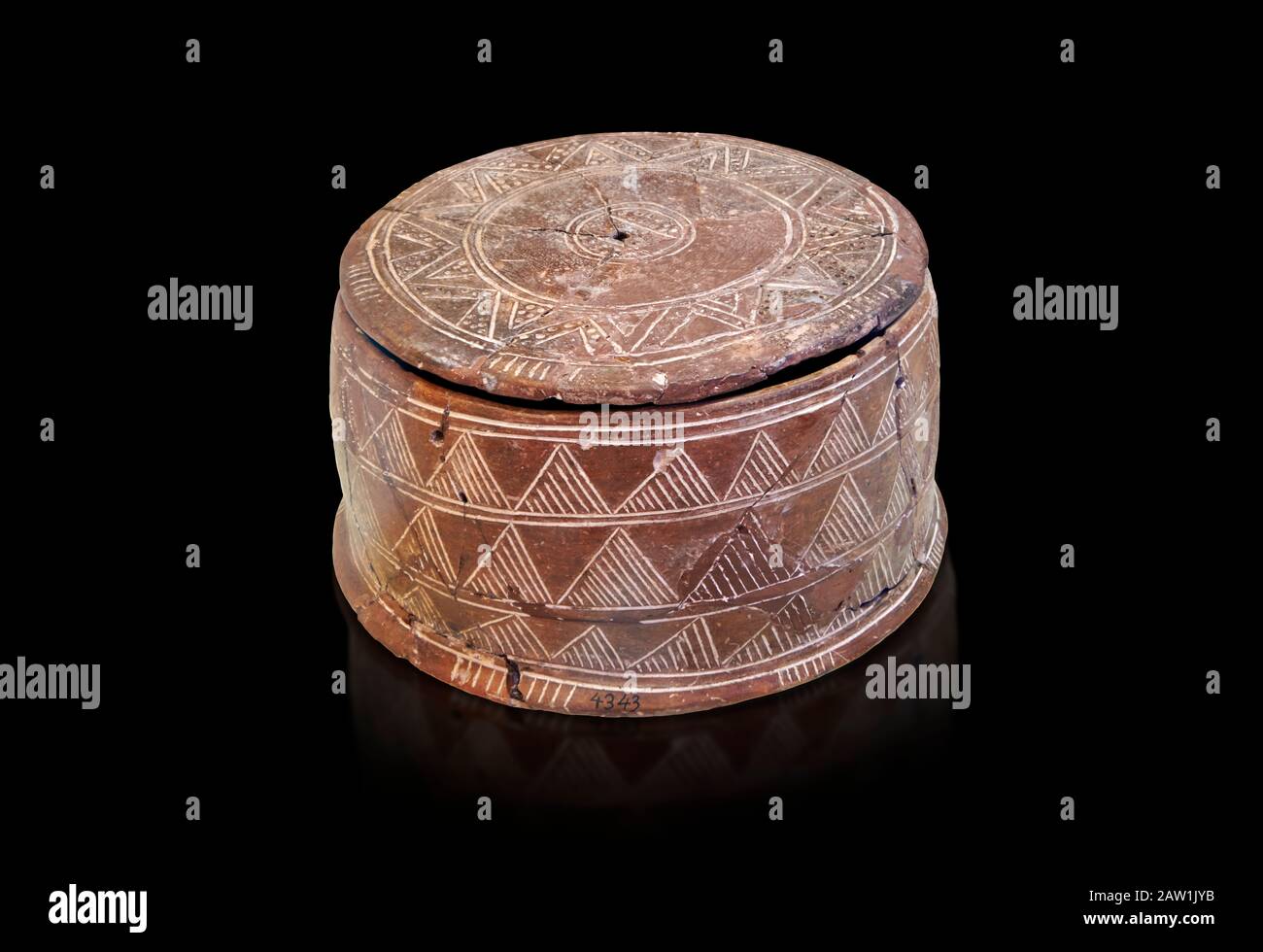 minoan cilindrico pyxis con coperchio (scatola gioiello) con decorazione incisa, Cnosso 1900-1800 a.C.; Museo Archeologico di Heraklion. Foto Stock