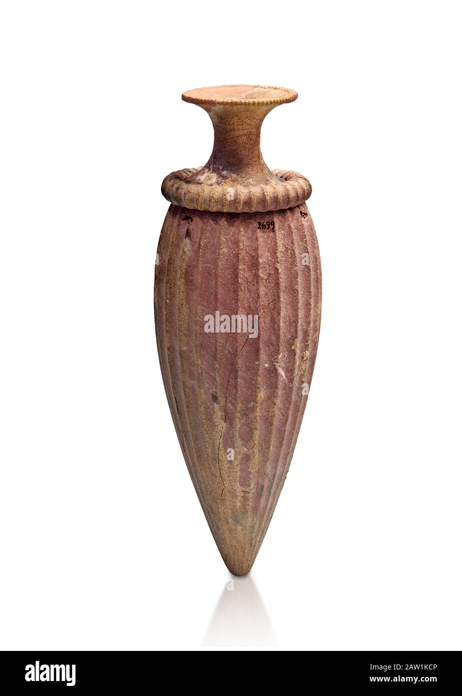 Bottiglia di pietra minoica con decorazione scolpita a scanalature, Zakros 1500-1400 a.C.; Museo Archeologico di Heraklion, sfondo bianco. Foto Stock