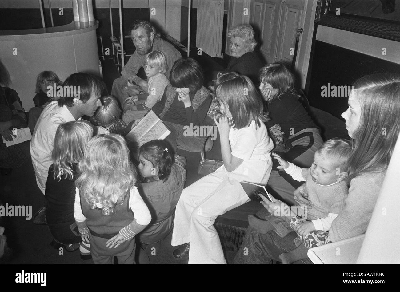 Open House at City Theatre a Amsterdam i.v.m. ART 10-day 74; attore Herman Elteren (l) letture da Book of the Month Data: 28 settembre 1974 Località: Amsterdam, Noord-Holland Parole Chiave: Teatri, attori, comici Foto Stock