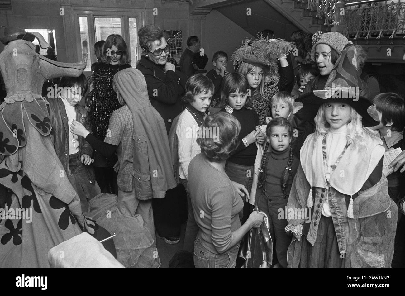 Open House at City Theatre a Amsterdam i.v.m. ART 10-day 74; bambini in abiti da palcoscenico Data: 28 settembre 1974 Località: Amsterdam, Noord-Holland Parole Chiave: Teatri di città Foto Stock