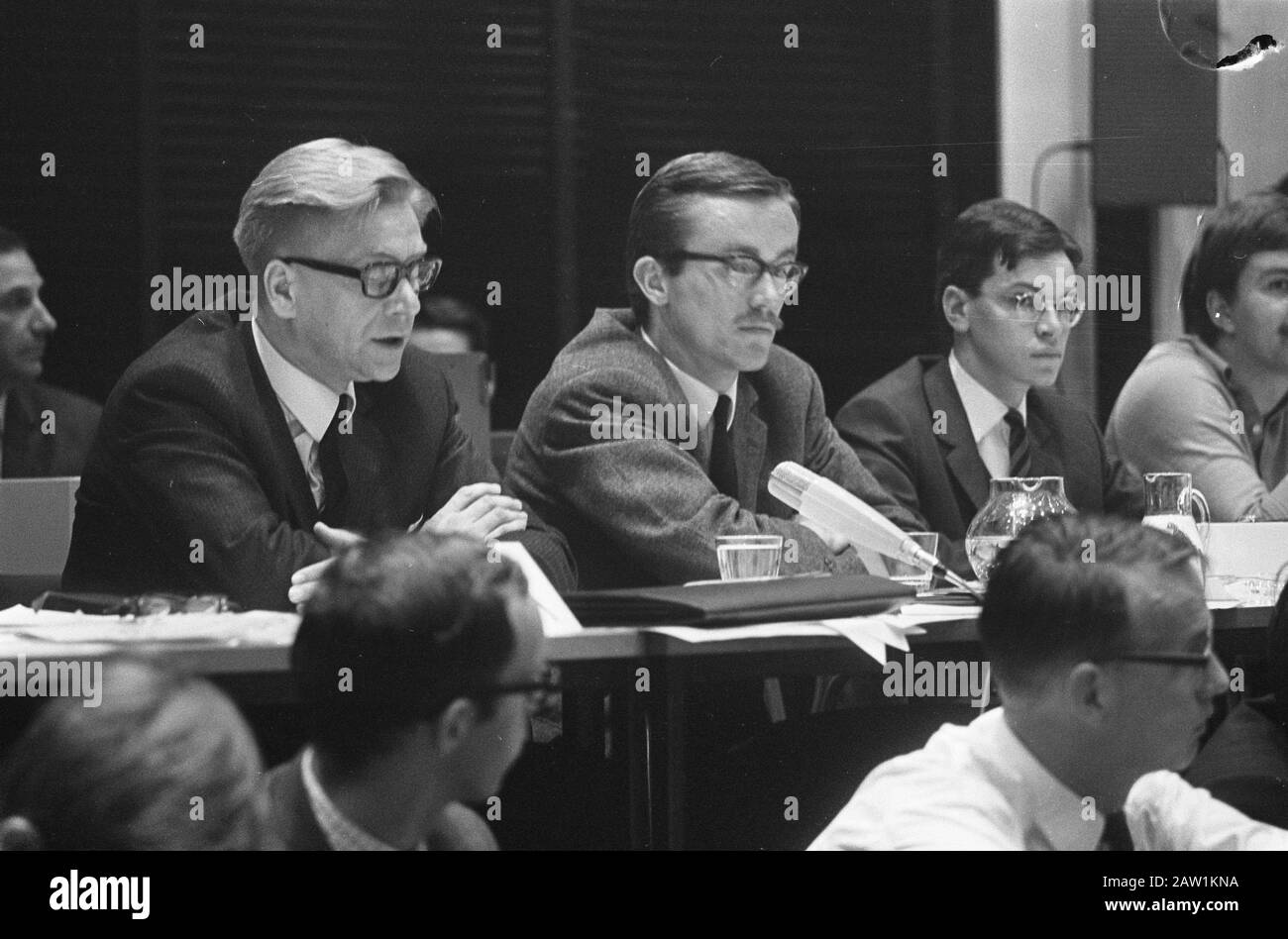 Dibattito Aperto Consiglio Degli Studenti Olandesi E Ministro Veringa Utrecht. Veringa E. Bomhoff (Presidente del Consiglio degli studenti), JK Wiebenga (discussione) Data: 19 giugno 1968 Località: Utrecht Parole Chiave: Dibattiti, consigli degli studenti, discussioni, ministri Nome Persona: Bomhoff E., JK Wiebenga, Veringa Gerard Foto Stock Dibattito Aperto Consiglio Degli Studenti Olandesi E Ministro Veringa Utrecht. Veringa E. Bomhoff (Presidente del Consiglio degli studenti), JK Wiebenga (discussione) Data: 19 giugno 1968 Località: Utrecht Parole Chiave: Dibattiti, consigli degli studenti, discussioni, ministri Nome Persona: Bomhoff E., JK Wiebenga, Veringa Gerard Foto Stock